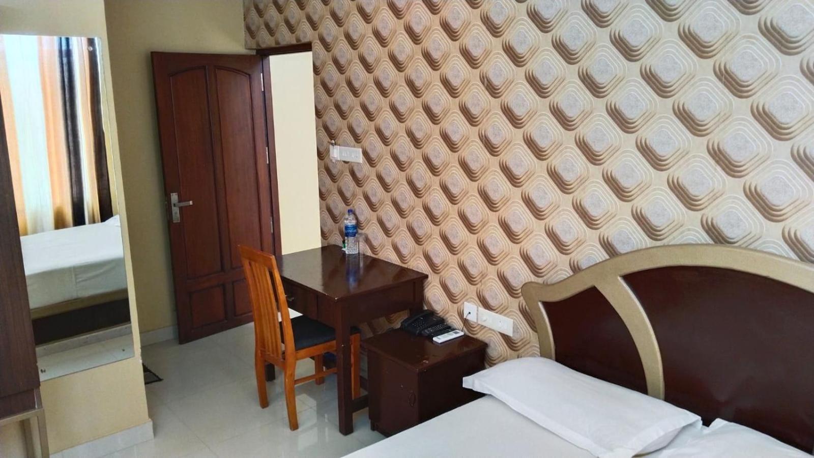 Hotel Falcon Thiruvananthapuram Exterior photo
